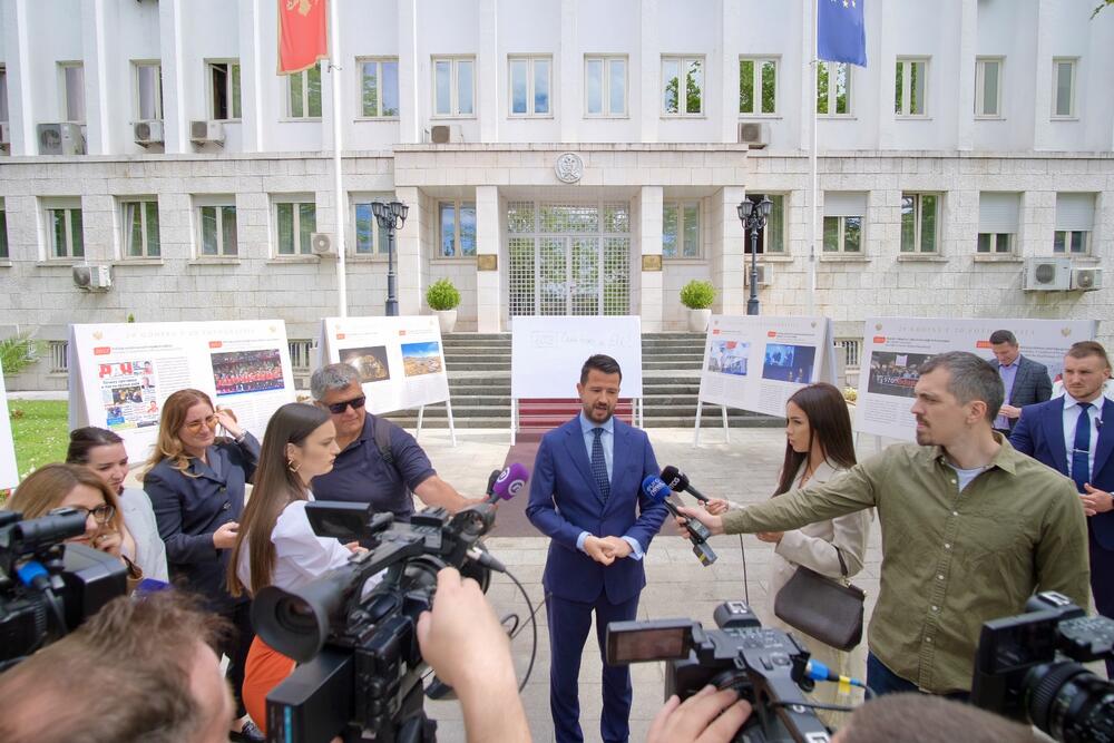<p>"Izložba predstavlja dio programa aktivnosti predsjednika Crne Gore posvećenog obilježavanju dvije decenije od obnove nezavisnosti i podsjećanju na najvažnije trenutke savremene crnogorske istorije", saopšteno je iz kabineta predsjednika Crne Gore Jakova Milatovića</p>