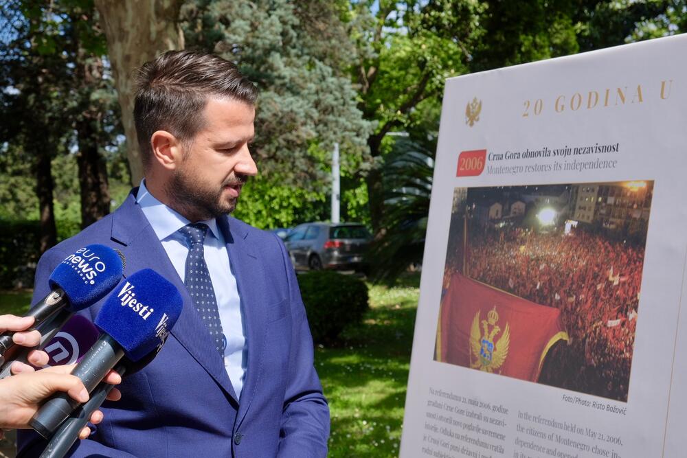 <p>"Izložba predstavlja dio programa aktivnosti predsjednika Crne Gore posvećenog obilježavanju dvije decenije od obnove nezavisnosti i podsjećanju na najvažnije trenutke savremene crnogorske istorije", saopšteno je iz kabineta predsjednika Crne Gore Jakova Milatovića</p>