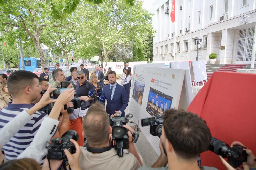 <p>"Izložba predstavlja dio programa aktivnosti predsjednika Crne Gore posvećenog obilježavanju dvije decenije od obnove nezavisnosti i podsjećanju na najvažnije trenutke savremene crnogorske istorije", saopšteno je iz kabineta predsjednika Crne Gore Jakova Milatovića</p>