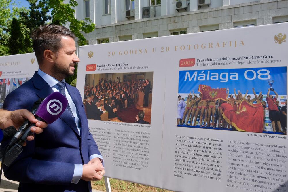 <p>"Izložba predstavlja dio programa aktivnosti predsjednika Crne Gore posvećenog obilježavanju dvije decenije od obnove nezavisnosti i podsjećanju na najvažnije trenutke savremene crnogorske istorije", saopšteno je iz kabineta predsjednika Crne Gore Jakova Milatovića</p>