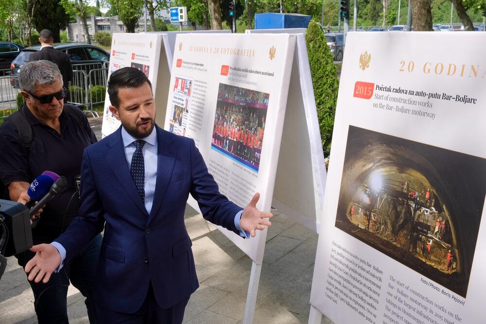 <p>"Izložba predstavlja dio programa aktivnosti predsjednika Crne Gore posvećenog obilježavanju dvije decenije od obnove nezavisnosti i podsjećanju na najvažnije trenutke savremene crnogorske istorije", saopšteno je iz kabineta predsjednika Crne Gore Jakova Milatovića</p>