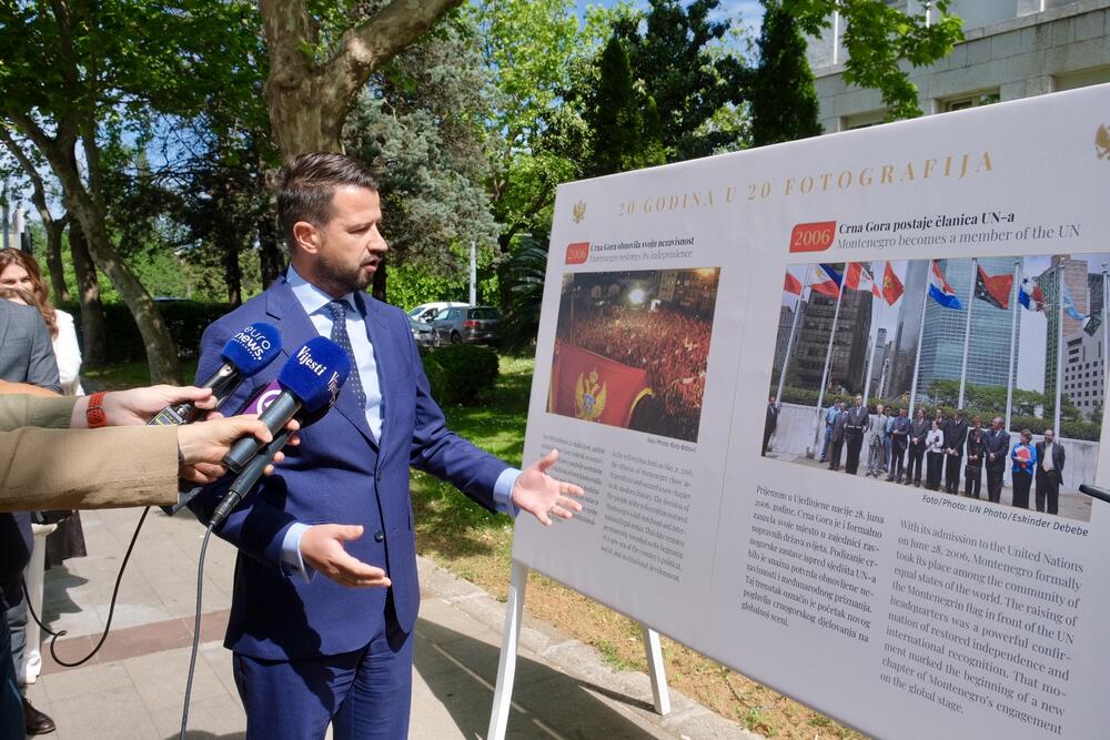 <p>"Izložba predstavlja dio programa aktivnosti predsjednika Crne Gore posvećenog obilježavanju dvije decenije od obnove nezavisnosti i podsjećanju na najvažnije trenutke savremene crnogorske istorije", saopšteno je iz kabineta predsjednika Crne Gore Jakova Milatovića</p>