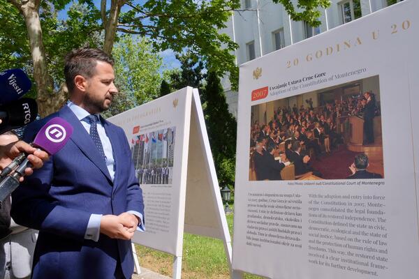 Milatović otvorio izložbu "20 godina u 20 slika": "Crna Gora treba...