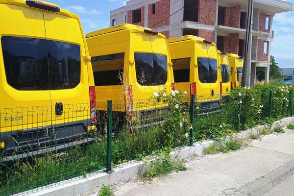 Ulcinj ist an das öffentliche Verkehrsnetz angebunden.