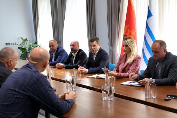 Mujović versprach den Bau eines neuen...