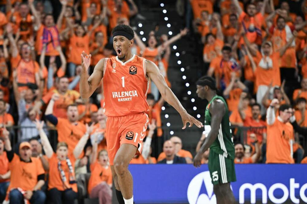 Narandžaasta "ludnica": Kameron Tejlor slavi pored Kendika Nana, Foto: Euroleague