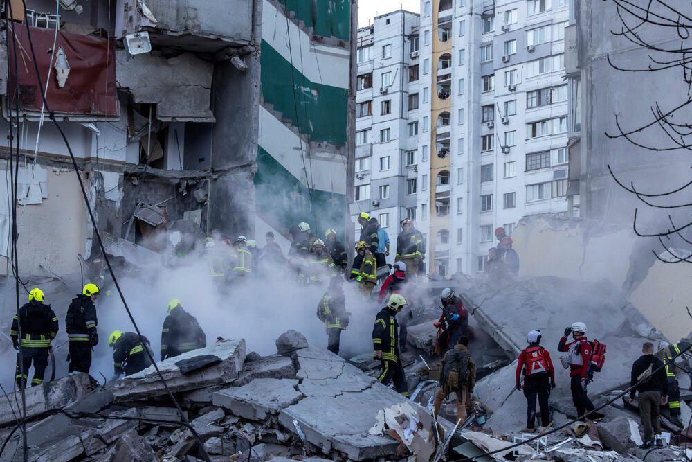 <p>U napadu su pogođeni civilna infrastruktura i stambene zgrade u više ukrajinskih gradova, rekla je ukrajinska premijerka Julija Sviridenko, navodeći da je Kijev pretrpio najveće gubitke</p>