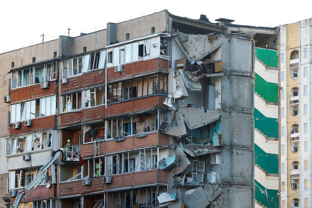<p>U napadu su pogođeni civilna infrastruktura i stambene zgrade u više ukrajinskih gradova, rekla je ukrajinska premijerka Julija Sviridenko, navodeći da je Kijev pretrpio najveće gubitke</p>