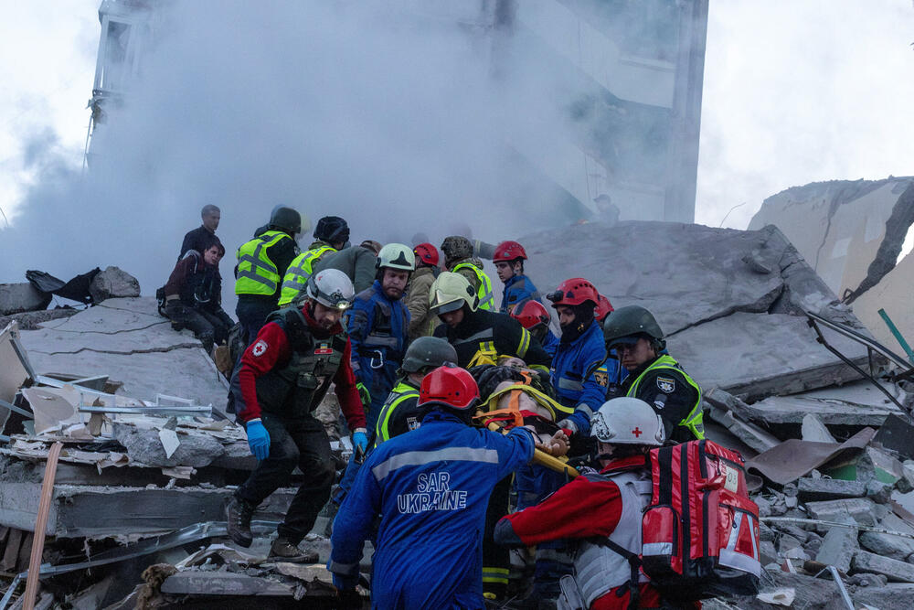 <p>U napadu su pogođeni civilna infrastruktura i stambene zgrade u više ukrajinskih gradova, rekla je ukrajinska premijerka Julija Sviridenko, navodeći da je Kijev pretrpio najveće gubitke</p>