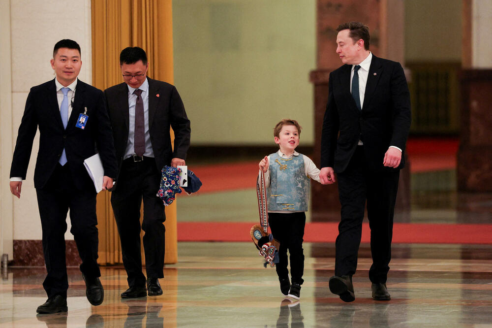 Mask sa sinom juče u Velikoj dvorani naroda u Pekingu, Foto: Rojters