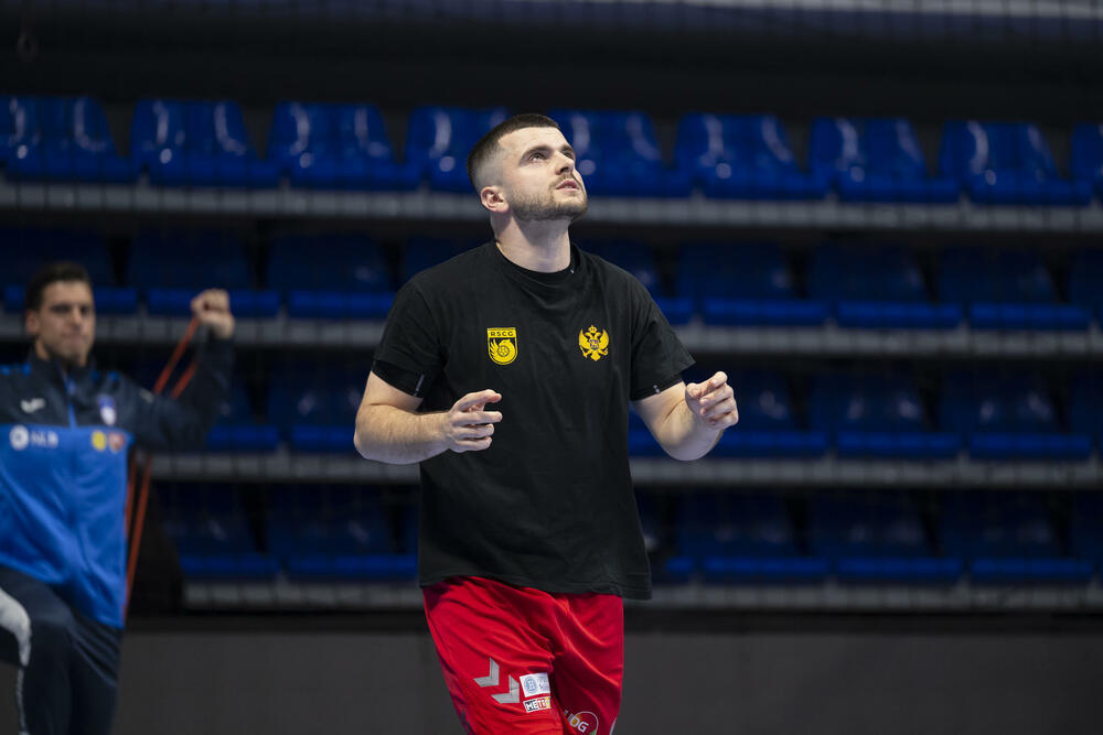 <p>Rukometaši Crne Gore nisu dobili rezultatsku nagradu, ali ostaje revanš u Kopru</p>