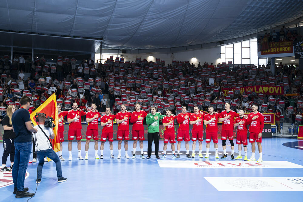 <p>Rukometaši Crne Gore nisu dobili rezultatsku nagradu, ali ostaje revanš u Kopru</p>