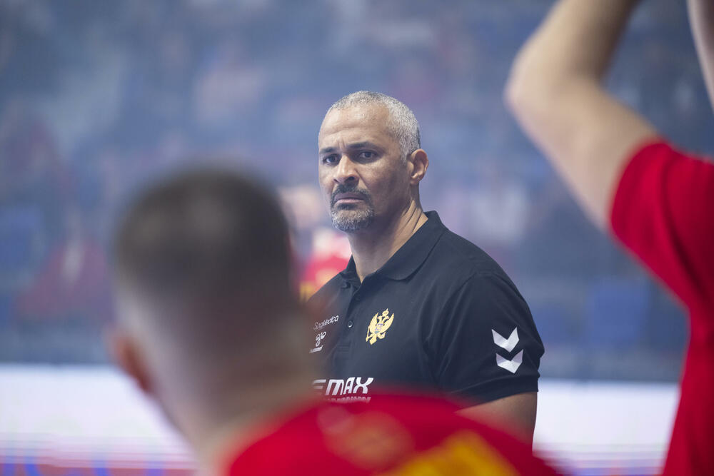 <p>Rukometaši Crne Gore nisu dobili rezultatsku nagradu, ali ostaje revanš u Kopru</p>