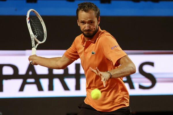 Медведев после неожиданного поворота событий вышел в полуфинал турнира Rome Masters.