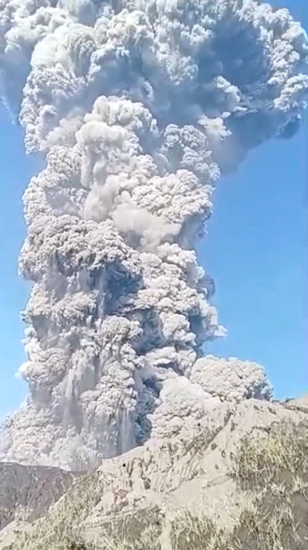 <p>Indonežanske vlasti pozvale su stanovnike i posjetioce da izbjegavaju aktivnosti u krugu od četiri kilometra od kratera</p>