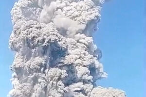 Erupcija vulkana Dukono u Indoneziji, izbacio pepeo pet kilometara...