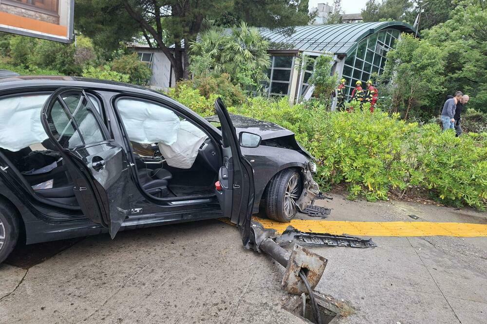 BMW završio van kolovoza, Foto: Služba zaštite i spasavanja Glavnog grada