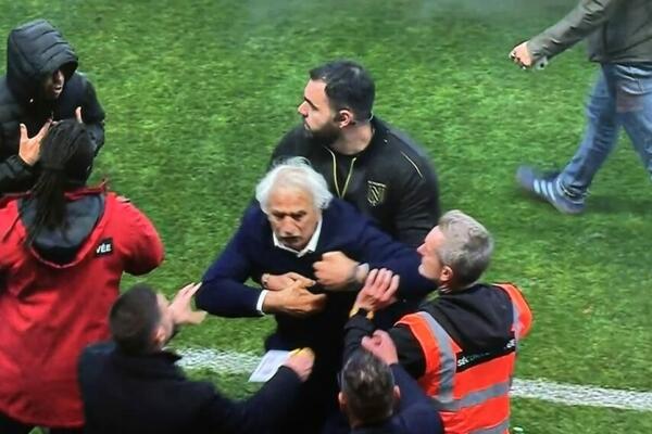 Haos u Nantu, navijači upali na teren i prekinuli meč, Halilhodžić...