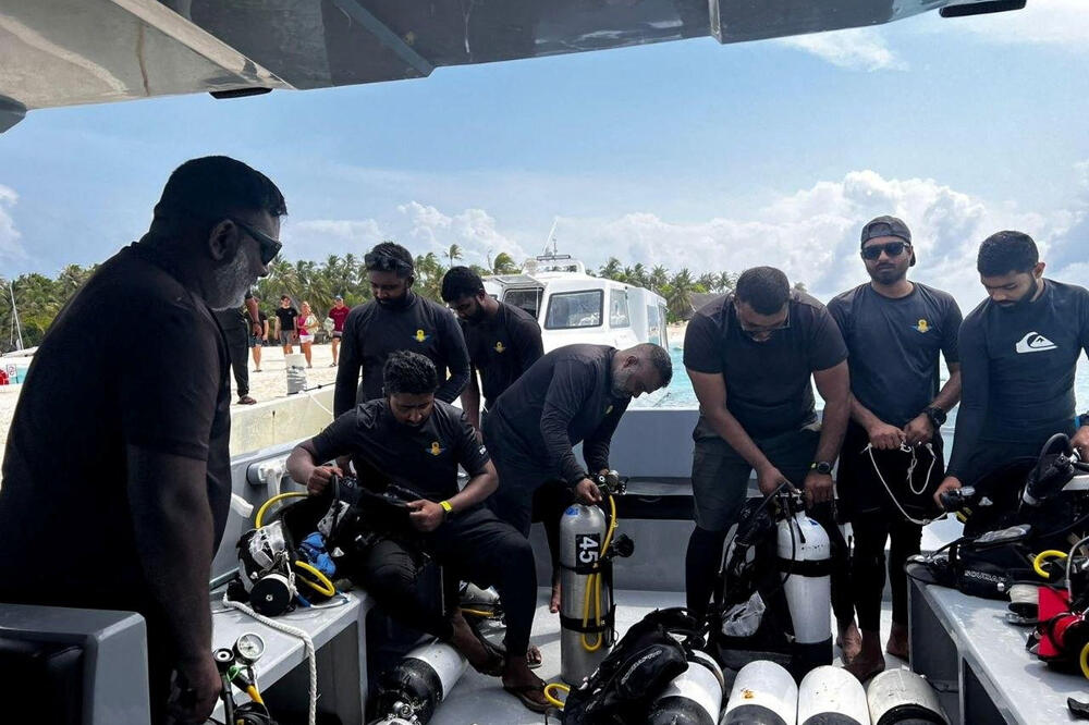 Pripadnici Nacionalnih odbrambenih snaga (MNDF) pripremaju se da učestvuju u operaciji potrage i izvlačenja četiri italijanska ronioca u vodama atola Vaavu, Foto: Reuters