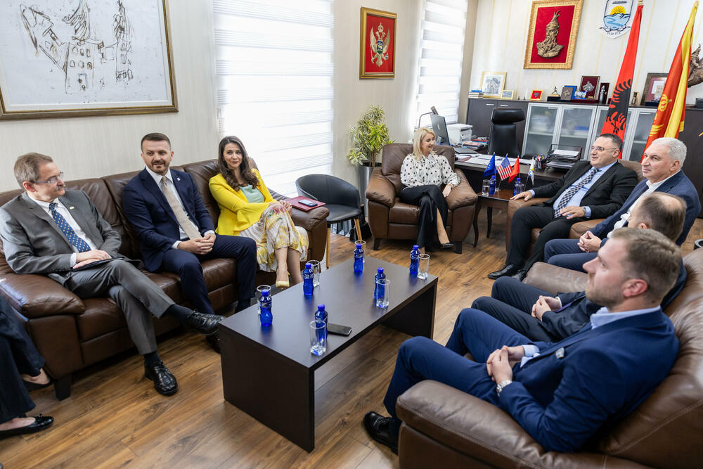 <p>Iz Ministarstva evropskih poslova (MEP) saopšteno je da su mladi iz Tuzi, predstavom &bdquo;Mostovi, a ne zidovi&ldquo;, poslali poruku da se društvo gradi na razumijevanju i dijalogu, a ne na podjelama i predrasudama</p>  <p>Proslavu Dana Evrope organizovalo je Ministarstvo evropskih poslova, uz podršku Delegacije EU u Crnoj Gori kroz projekat EU4ME, u saradnji sa Opštinom Tuzi i Medresom &bdquo;Mehmed Fatih&ldquo;</p>  <p> </p>