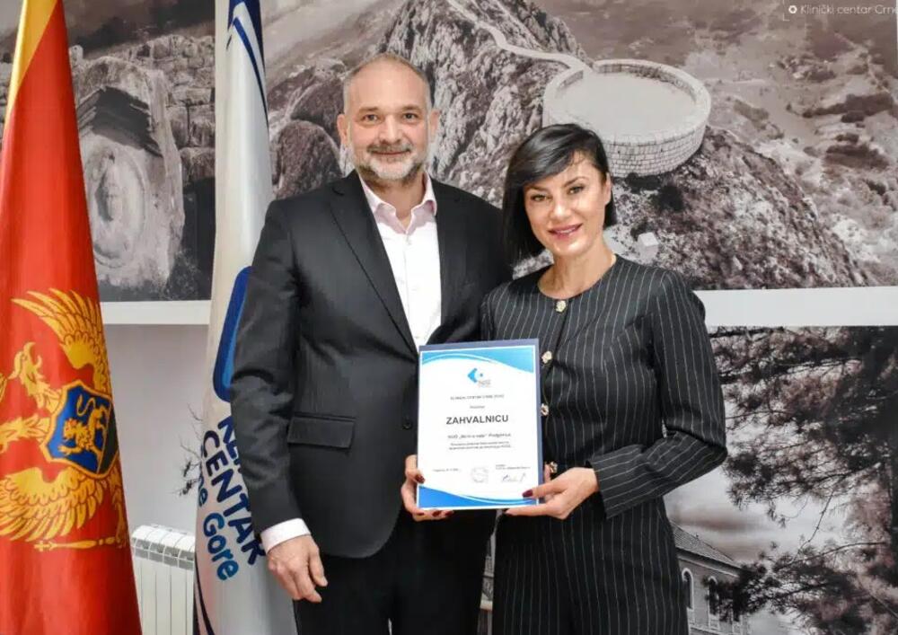 Aleksandar Radović, direktor KCCG i Ivona Dabetić Predsjednica udruženja NVO Brini o sebi prilikom uručenja zahvalnice