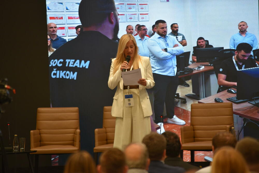 <p>Konferencija je tokom dva dana okupila renomirane regionalne i međunarodne stručnjake iz oblasti sajber bezbjednosti, predstavnike Vojske Crne Gore, državnih institucija, finansijskog sektora, telekomunikacionih operatora i globalnih tehnoloških kompanija.</p>