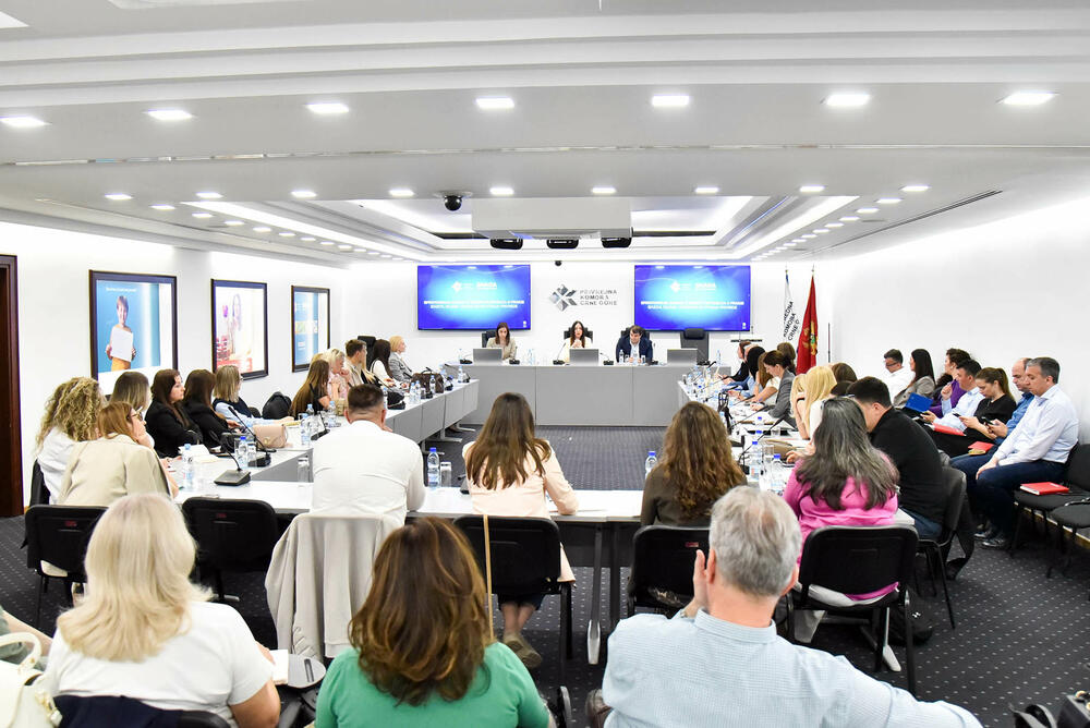 <p>Generalna direktorica Direktorata za unutrašnje tržište i konkurenciju u Ministarstvu ekonomskog razvoja (MER), Jasna Vujović, kazala je da je veoma zadovoljna velikim odzivom privrednika na okruglom stolu, ističući da upravo ovakvo interesovanje potvrđuje da zaštita potrošača postaje jedna od ključnih tema u procesu evropskih integracija Crne Gore</p>