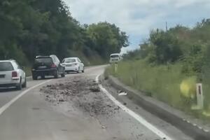 Identifikovan vozač kamiona sa koga su ispale gomile zemlje i...
