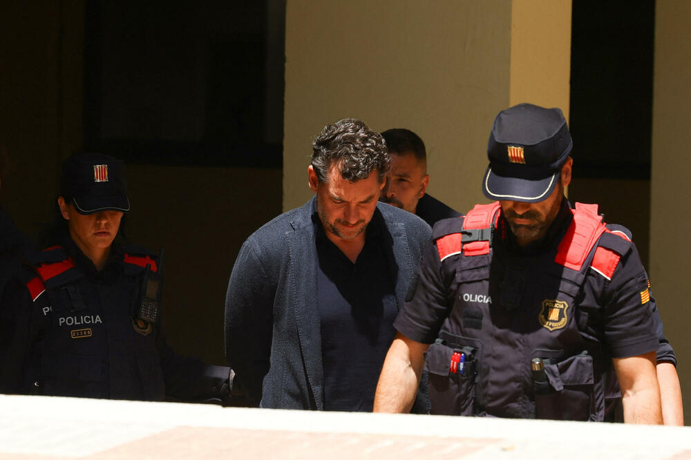 Andik u pratnji policije dolazi u sud, Foto: REUTERS