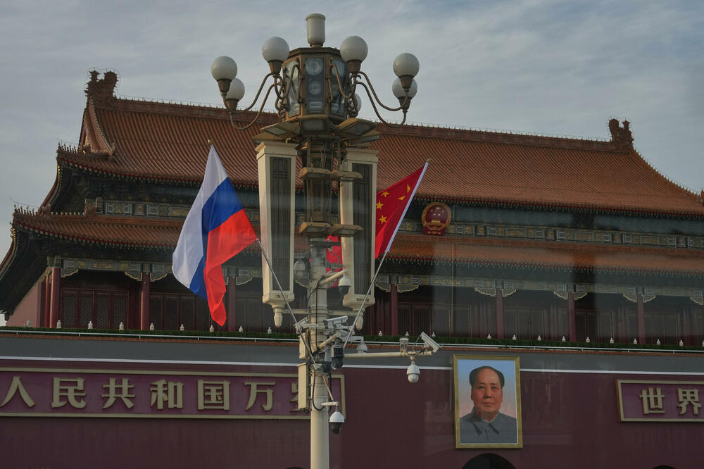 Ruska i kineska zastava u Pekingu povodom Putinove posjete, Foto: Beta/AP