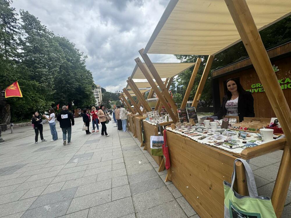 Suveniri i priganice u fokusu na bazaru 
