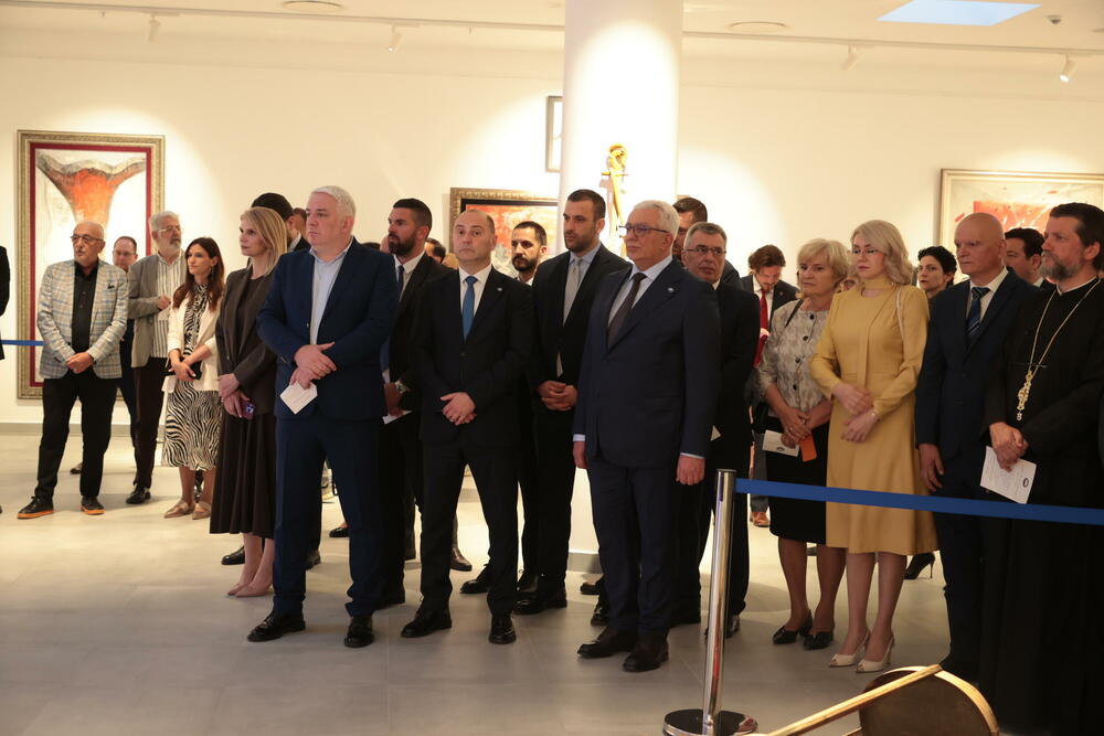 <p>"S ponosom ističem da sam danas najstariji lider bloka za zajednicu Starog kontinenta - za našu Evropsku uniju. Konačno je došao trenutak da svi zajedno kažemo 'Evropo, vraćamo se'. Srećna ti budućnost pomirena Crna Goro", poručio je Mandić</p>