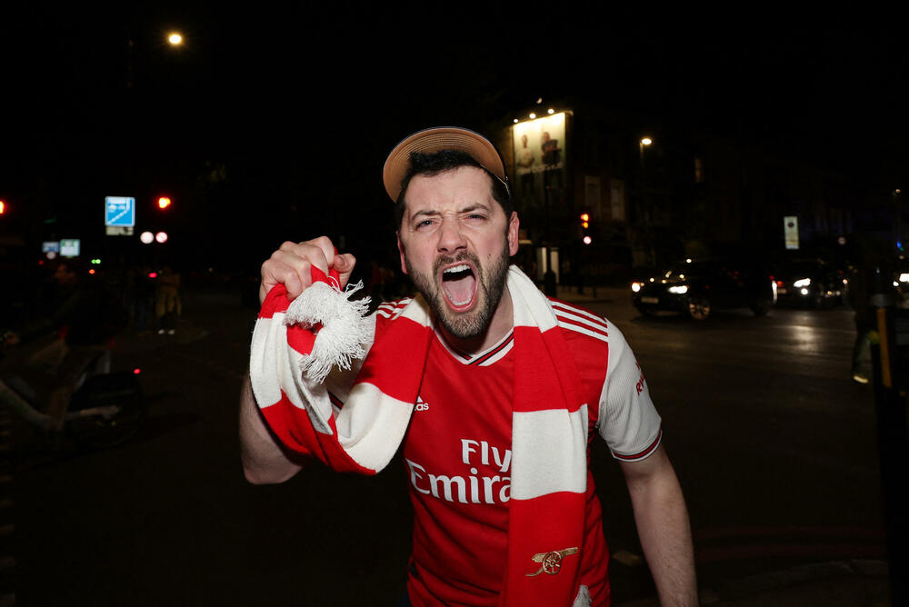 <p>Bivši igrač Arsenala, legendarni Jan Rajt, takođe se pridružio slavlju ispred stadiona, gdje su ga opkolili navijači skandirajući njegovo ime</p>