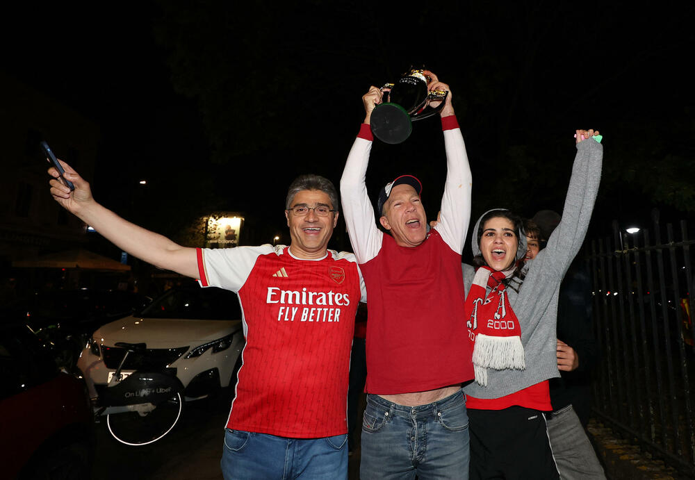 <p>Bivši igrač Arsenala, legendarni Jan Rajt, takođe se pridružio slavlju ispred stadiona, gdje su ga opkolili navijači skandirajući njegovo ime</p>