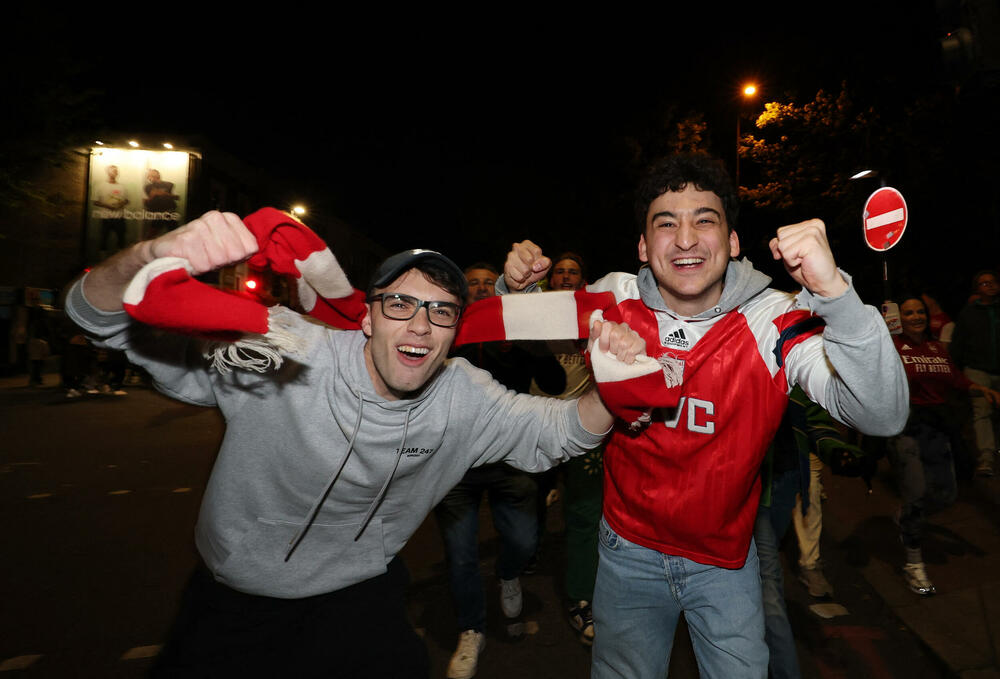 <p>Bivši igrač Arsenala, legendarni Jan Rajt, takođe se pridružio slavlju ispred stadiona, gdje su ga opkolili navijači skandirajući njegovo ime</p>