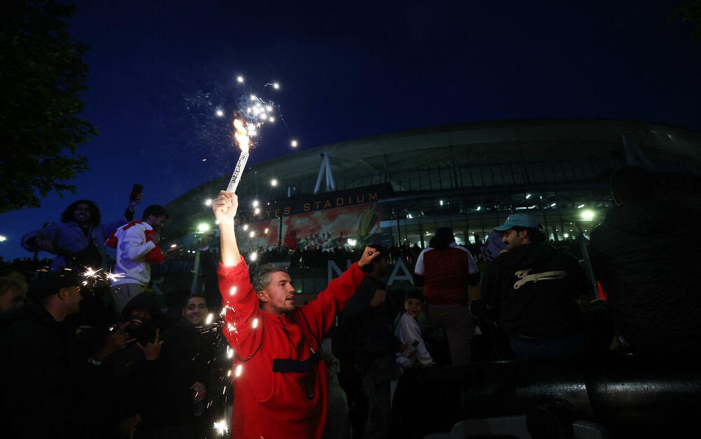<p>Bivši igrač Arsenala, legendarni Jan Rajt, takođe se pridružio slavlju ispred stadiona, gdje su ga opkolili navijači skandirajući njegovo ime</p>