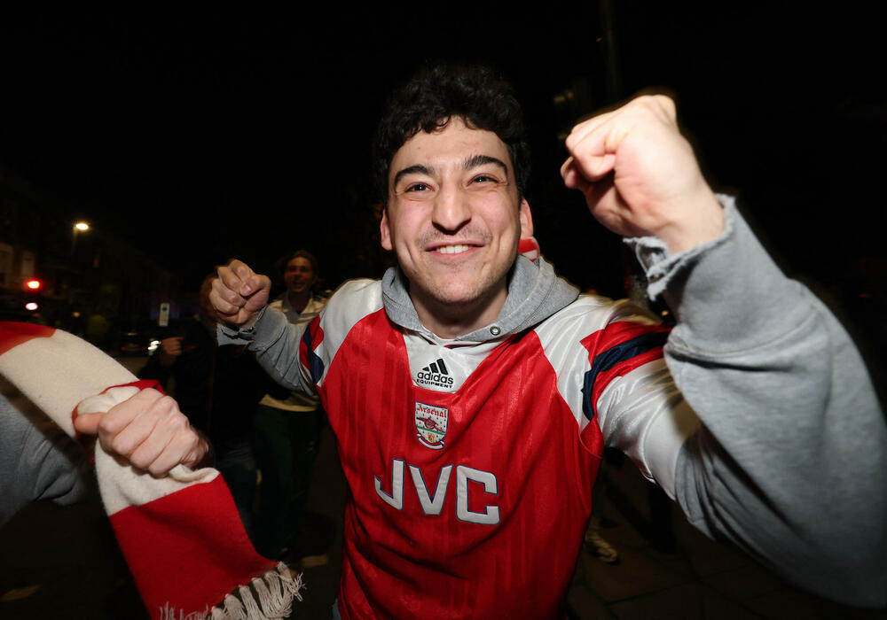 <p>Bivši igrač Arsenala, legendarni Jan Rajt, takođe se pridružio slavlju ispred stadiona, gdje su ga opkolili navijači skandirajući njegovo ime</p>