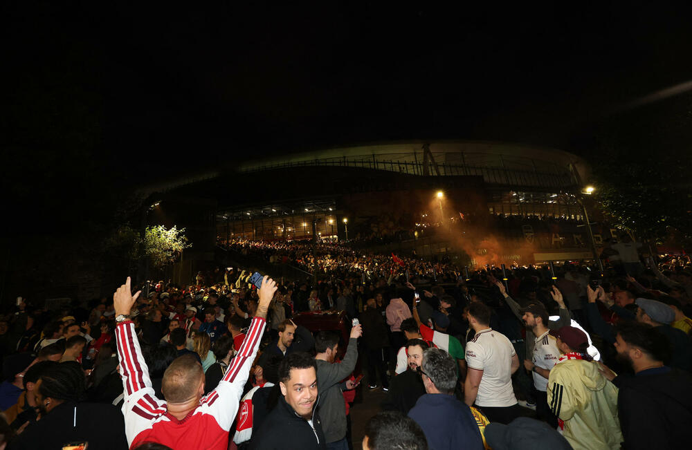 <p>Bivši igrač Arsenala, legendarni Jan Rajt, takođe se pridružio slavlju ispred stadiona, gdje su ga opkolili navijači skandirajući njegovo ime</p>