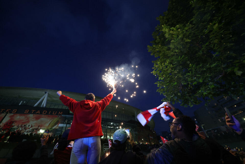 <p>Bivši igrač Arsenala, legendarni Jan Rajt, takođe se pridružio slavlju ispred stadiona, gdje su ga opkolili navijači skandirajući njegovo ime</p>