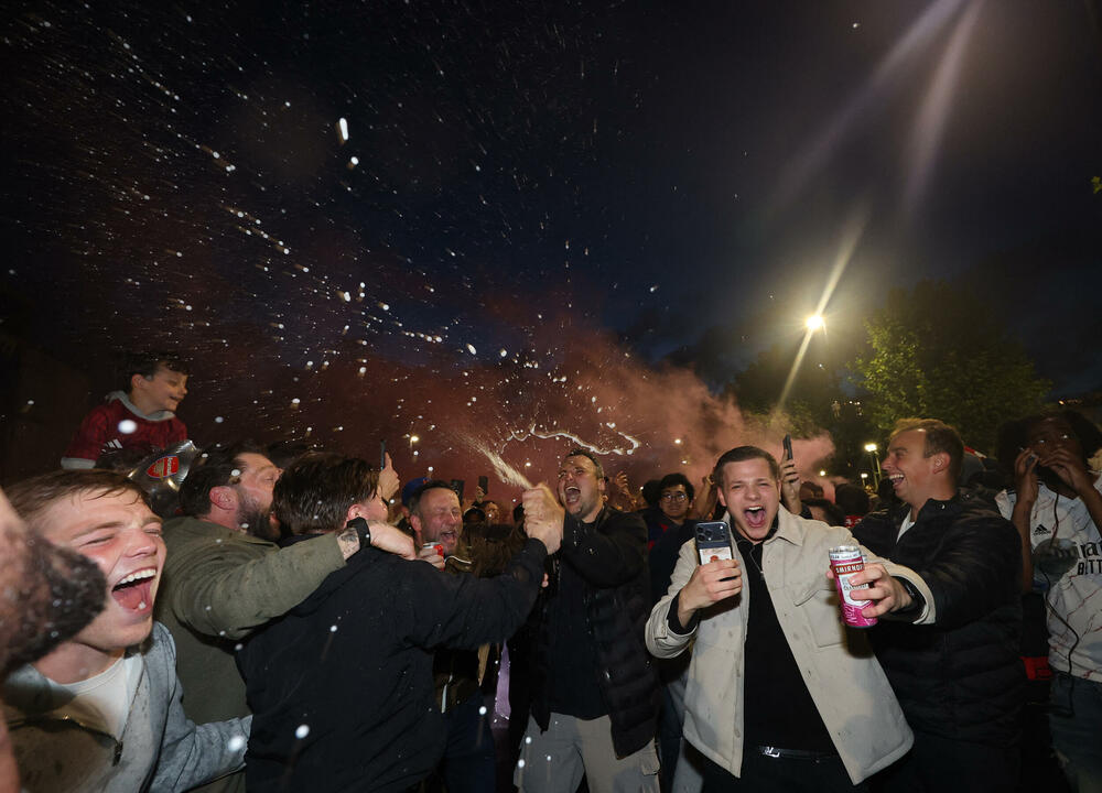 <p>Bivši igrač Arsenala, legendarni Jan Rajt, takođe se pridružio slavlju ispred stadiona, gdje su ga opkolili navijači skandirajući njegovo ime</p>