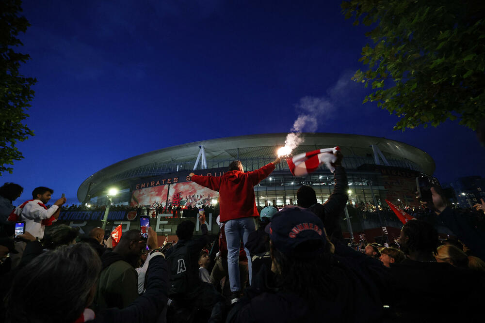 <p>Bivši igrač Arsenala, legendarni Jan Rajt, takođe se pridružio slavlju ispred stadiona, gdje su ga opkolili navijači skandirajući njegovo ime</p>