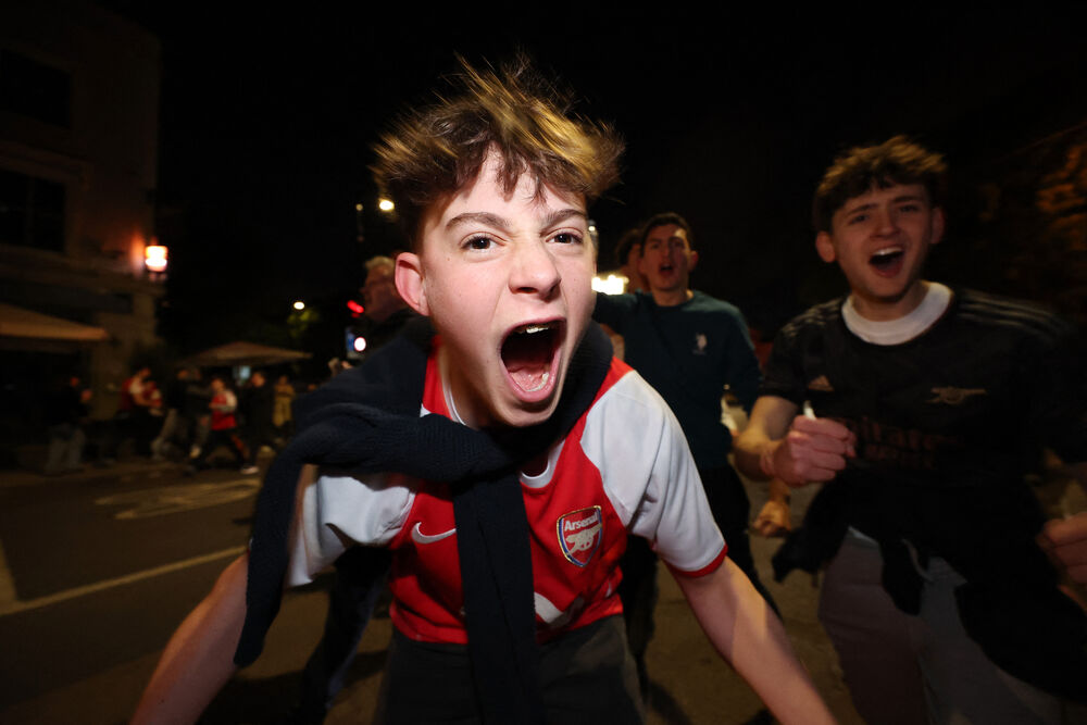 <p>Bivši igrač Arsenala, legendarni Jan Rajt, takođe se pridružio slavlju ispred stadiona, gdje su ga opkolili navijači skandirajući njegovo ime</p>