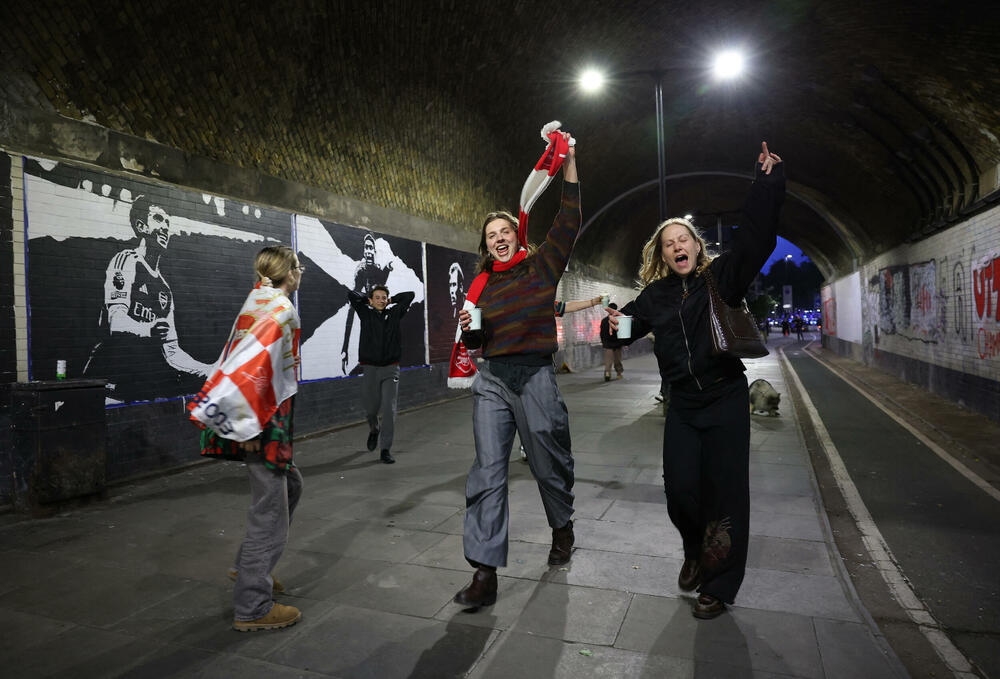 <p>Bivši igrač Arsenala, legendarni Jan Rajt, takođe se pridružio slavlju ispred stadiona, gdje su ga opkolili navijači skandirajući njegovo ime</p>