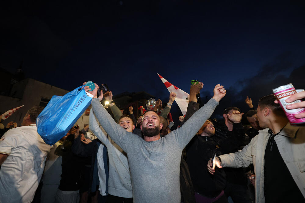 <p>Bivši igrač Arsenala, legendarni Jan Rajt, takođe se pridružio slavlju ispred stadiona, gdje su ga opkolili navijači skandirajući njegovo ime</p>