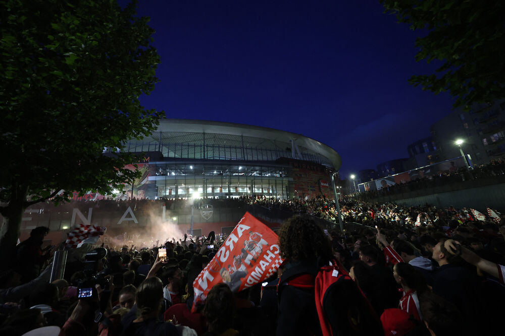 <p>Bivši igrač Arsenala, legendarni Jan Rajt, takođe se pridružio slavlju ispred stadiona, gdje su ga opkolili navijači skandirajući njegovo ime</p>