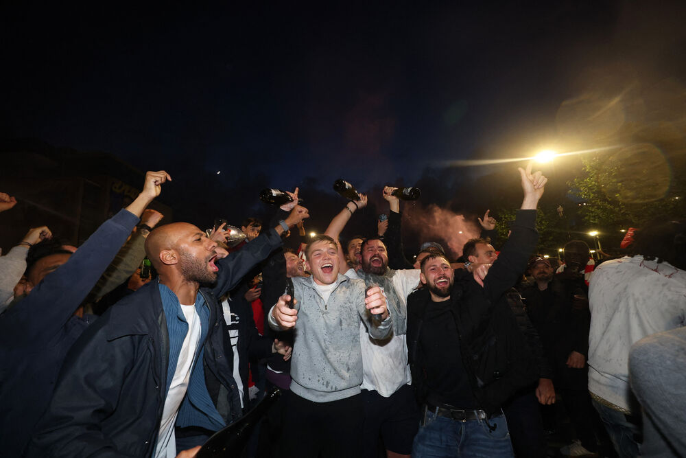 <p>Bivši igrač Arsenala, legendarni Jan Rajt, takođe se pridružio slavlju ispred stadiona, gdje su ga opkolili navijači skandirajući njegovo ime</p>