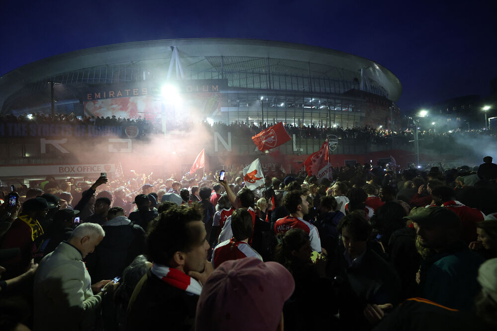 <p>Bivši igrač Arsenala, legendarni Jan Rajt, takođe se pridružio slavlju ispred stadiona, gdje su ga opkolili navijači skandirajući njegovo ime</p>