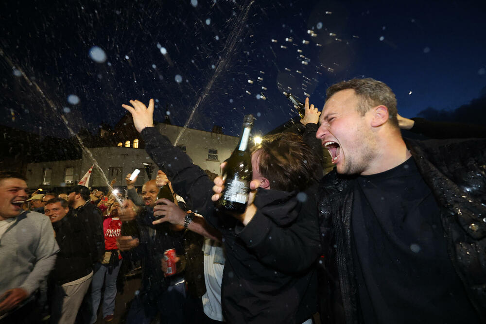 <p>Bivši igrač Arsenala, legendarni Jan Rajt, takođe se pridružio slavlju ispred stadiona, gdje su ga opkolili navijači skandirajući njegovo ime</p>