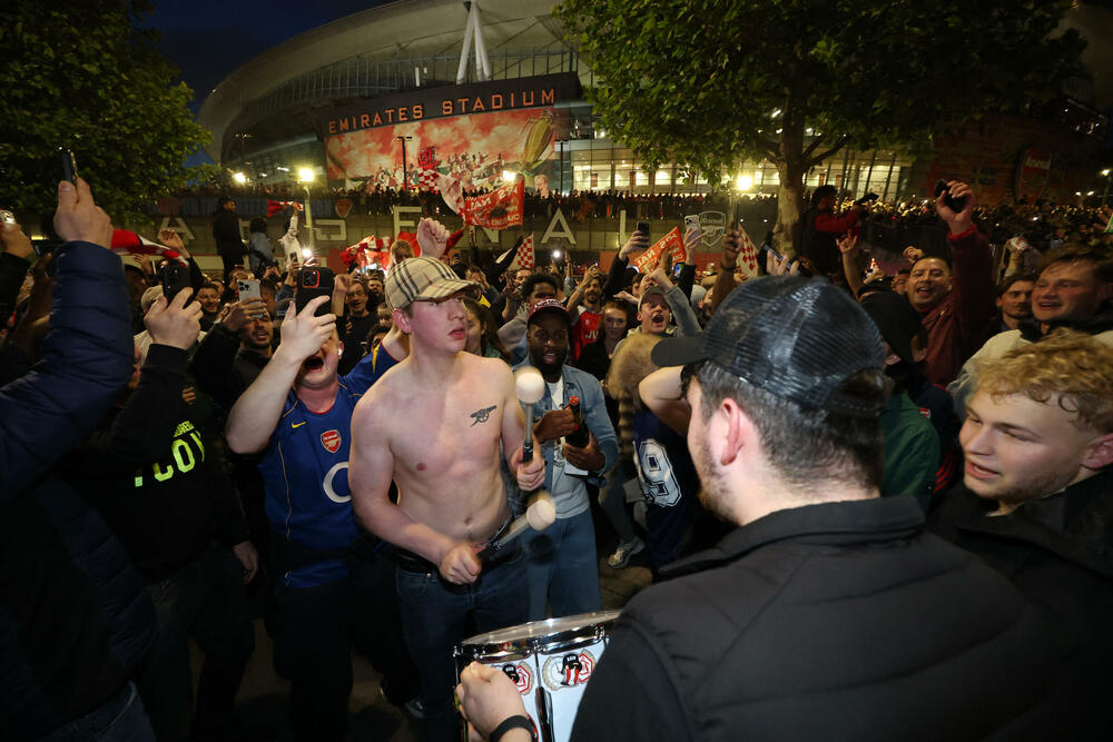 <p>Bivši igrač Arsenala, legendarni Jan Rajt, takođe se pridružio slavlju ispred stadiona, gdje su ga opkolili navijači skandirajući njegovo ime</p>