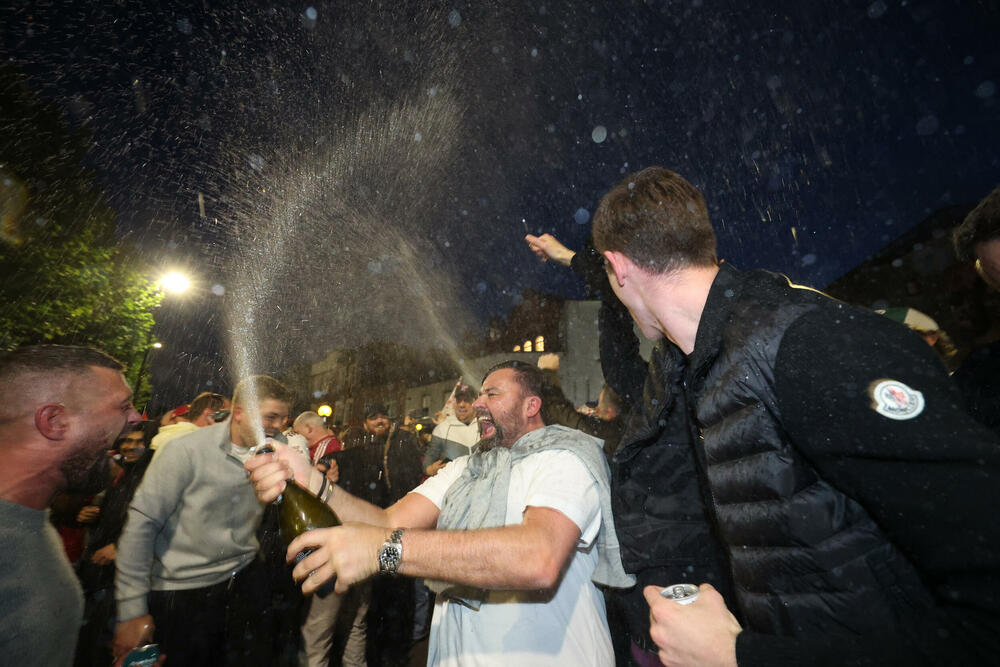 <p>Bivši igrač Arsenala, legendarni Jan Rajt, takođe se pridružio slavlju ispred stadiona, gdje su ga opkolili navijači skandirajući njegovo ime</p>